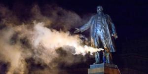 La statua di Lenin distrutta