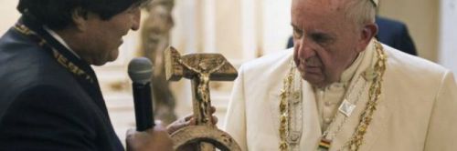 Evo Morales dona Falce e Martello con Crocifisso a Papa Francesco
